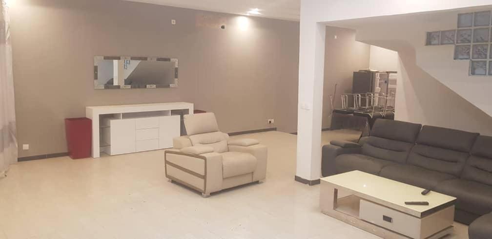 Saly - Villa Kage 6 Chambres -Clim-Wifi-Eau Chaude-Billard-Babyfoot-Ping Pong-Canal - Electricite Non Comprise מראה חיצוני תמונה